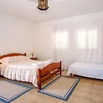 Charming House In With Shared Pool Nyaraló