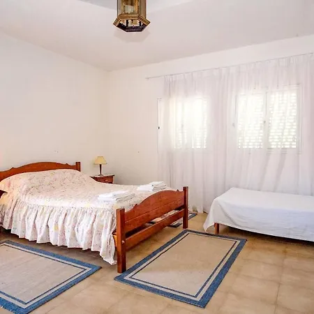 Charming House In With Shared Pool Vakantiehuis
